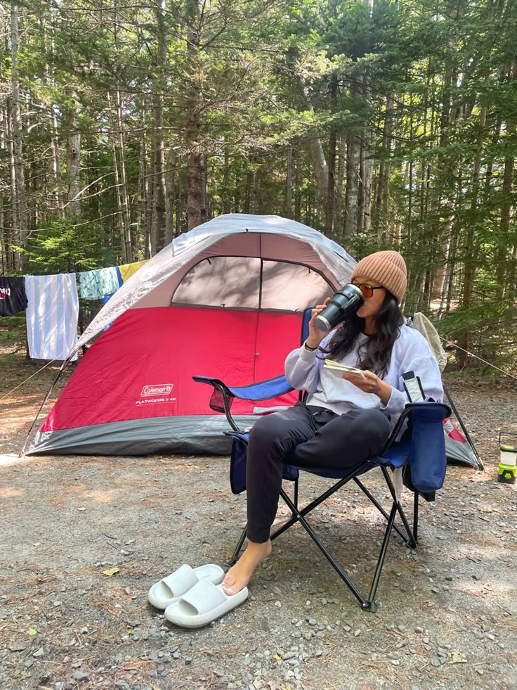 Camping in the woods outfit Camping Poses Photo Ideas, Camping Summer Outfits, Campfire Outfits, Camping Outfit Fall, Camping Style Clothes, Fall Camping Outfits, Glamping Outfit, Camping Outfits For Women Summer, Camping Fits