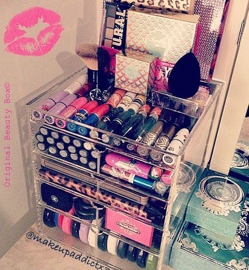 makeup storage Pretty Organization, Mc Bling, Makeup Corner, Organized Makeup, 2000s Core, Makeup Organizing, Dream Vanity, Rangement Makeup, Bedroom Girl