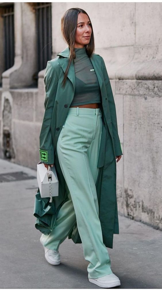 Mode Monochrome, Elegant Summer Outfits, Walking Down The Street, Looks Street Style, Mode Inspo, Colourful Outfits, Looks Style, Mode Inspiration, Street Style Outfit