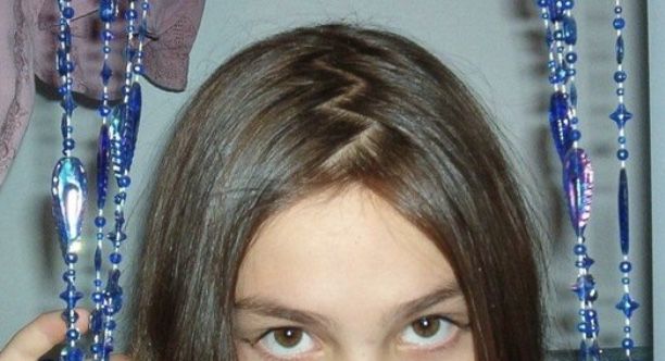 90s zigzag hair part 90s Zigzag Hair, Straight Hairstyles 90s, Zigzag Hair Part, Zigzag Part Hair, Zigzag Part Hairstyles, Zigzag Hairstyles, Teen Girl Hairstyles, Y2k Hairstyles, Fresh Hair