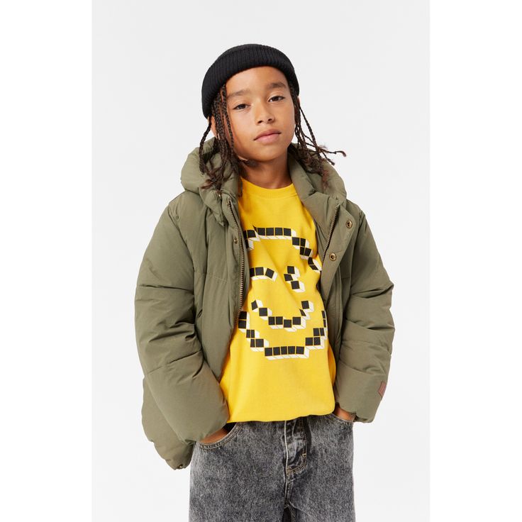 Yellow sweatshirt in 100% organic cotton with a brushed inner face, making it soft and warm to wear. The sweatshirt has a regular fit, a round neckline, ribbed edges, and a printed design on the front featuring a large smiling pixel face that blinks. Fall Smiley Face Sweatshirt For Streetwear, Crew Neck Top With Smiley Face For Winter, Winter Crew Neck Top With Smiley Face, Trendy Smiley Face Sweatshirt For Fall, Winter Smiley Face Crew Neck Top, Trendy Fall Sweatshirt With Smiley Face, Fall Smiley Face Long Sleeve Sweatshirt, Cotton Smiley Face Sweatshirt For Streetwear, Winter Smiley Face Crew Neck Sweatshirt