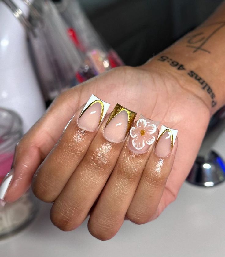 Nail Inspo Gold And White, Short Gold Nails Ideas, Short Gold Acrylic Nails, Alternative French Tip Nails, Extra Short Acrylic Nails, Short Vacation Nails, Mom Nails, Overlay Nails, Brown Acrylic Nails