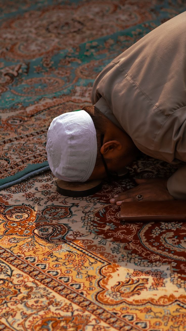 A man who is pray payer in mosque.  #namaz #islam #deen #prayer #pray #muslim #dua #sajda #naik #neek #musalman Namaz Wallpaper Hd, Mekka Islam, Man Praying, Islamic Wallpaper Hd, Fotografi Digital, Funny Baby Quotes, Dreamy Photography, Muslim Prayer, Best Islamic Images