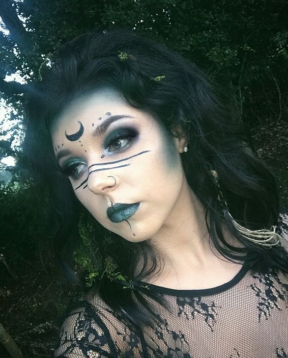 Dark Fae Halloween Makeup, Druid Witch Makeup, Wicked Witch Eye Makeup, Dark Fairy Face Paint, Salem Witch Makeup, Coven Makeup Witches, Viking Witch Makeup Tutorial, Raven Witch Makeup, Easy Witch Makeup Ideas