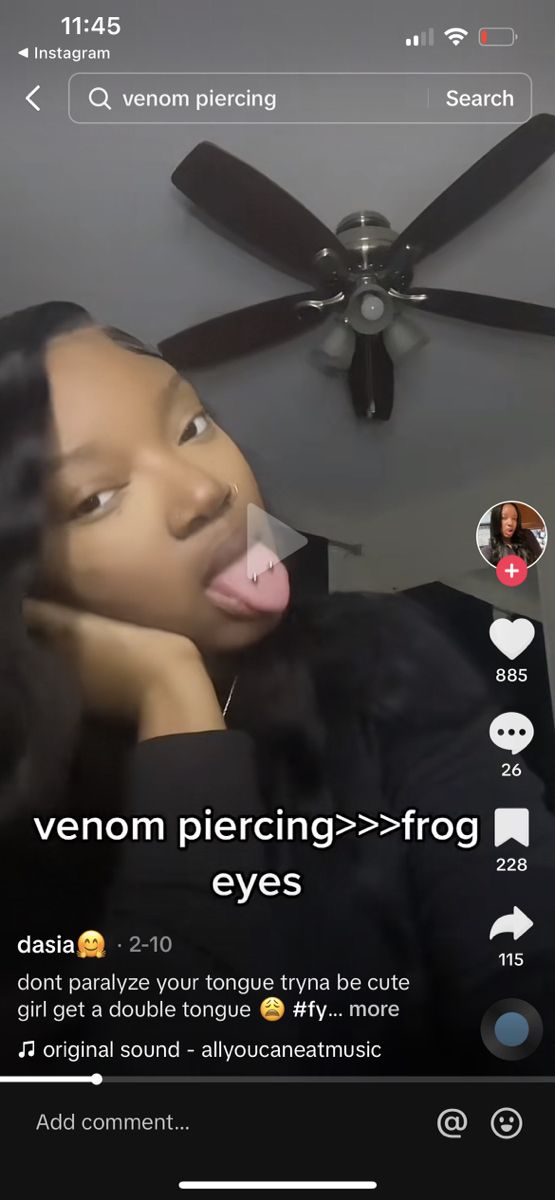 Surface Tounge Piercing, 2 Tongue Piercing, Double Tongue Piercing Vertical, Tounge Piercing Black Women, Tongue Piercing Black Women, Venom Tongue Piercing, Tongue Piercing Ideas, Frog Eyes Piercing, Double Belly Piercing