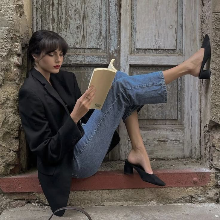 Italy Aesthetic Outfit, French Girl Aesthetic, Italian Aesthetic, Look Retro, Italian Women, Foto Poses, Reading A Book, Aesthetic Outfit, Parisian Chic