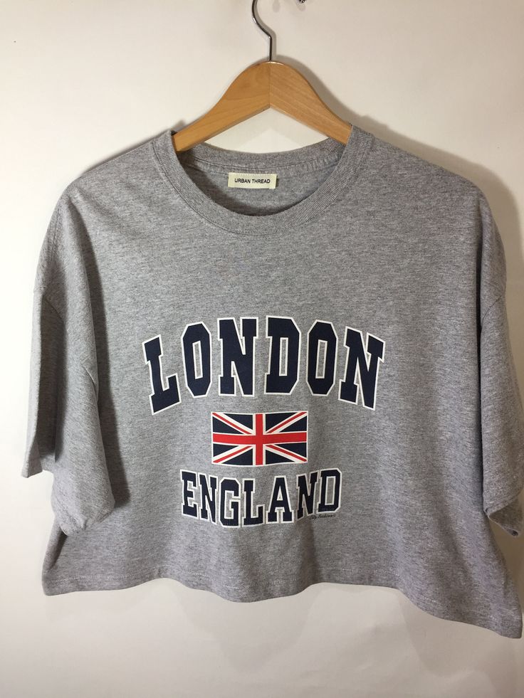 London Crop T-Shirt Trendy Gray T-shirt With Text Print, Trendy Crew Neck T-shirt With Front Print, Cropped Crew Neck T-shirt With Graphic Print For College, Casual Gray T-shirt For College, Basic Crew Neck T-shirt With Graphic Print, Gray Graphic Tee With Front Print, Gray Crew Neck T-shirt With Logo Print, Cotton Crew Neck Cropped T-shirt With Letter Print, Streetwear Crew Neck Cropped T-shirt With Text Print