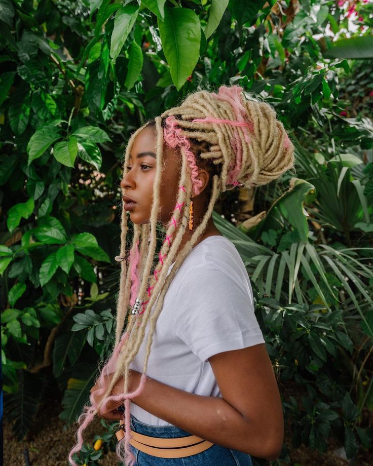 Pink and blonde faux locs Pink Faux Locs, Blonde Faux Locs, Dreadlocks Girl, Blonde Dreadlocks, Barbie Hairstyle, Blonde Roots, Faux Locs Hairstyles, Blonde With Pink, Natural Afro Hairstyles