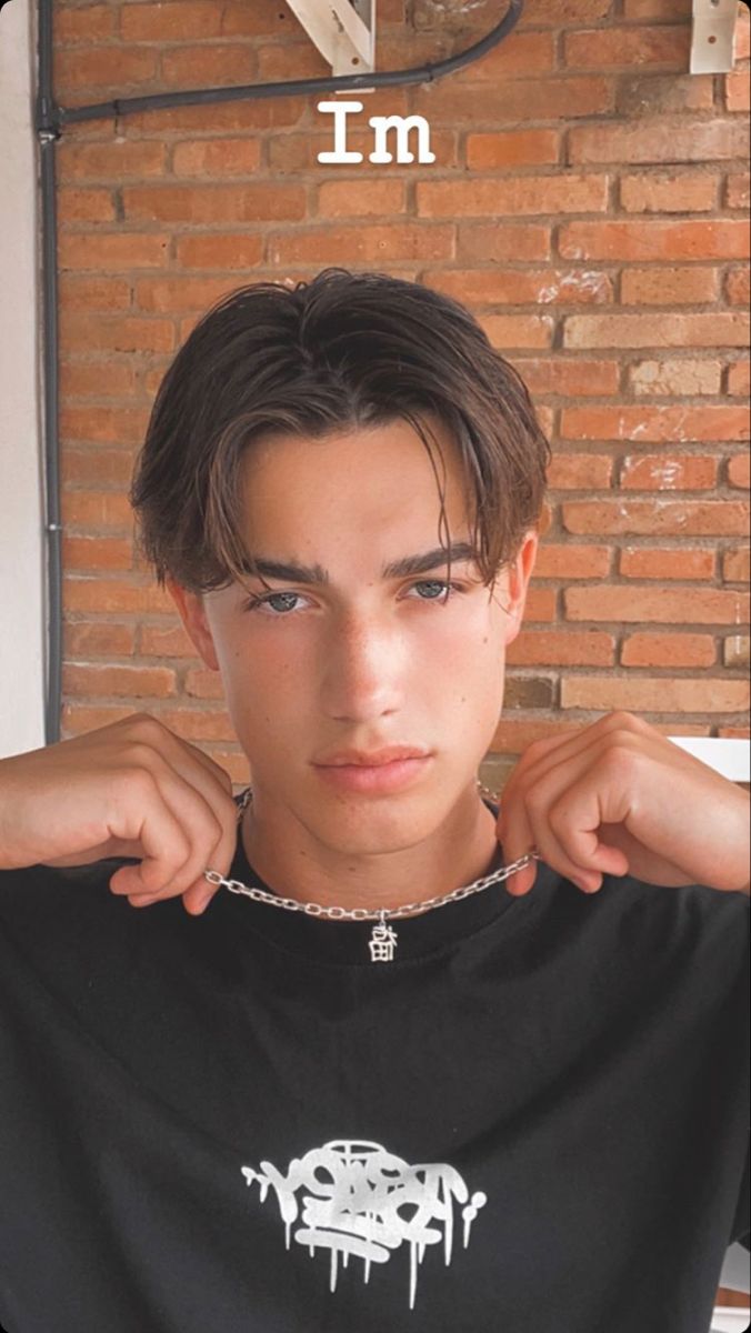 Eboy Hair, Middle Part Hairstyle, Middle Part Haircut, Boy Haircut Ideas, Boy Haircut, Gents Hair Style, Middle Part Hairstyles, Men Haircut Styles, Men's Haircut