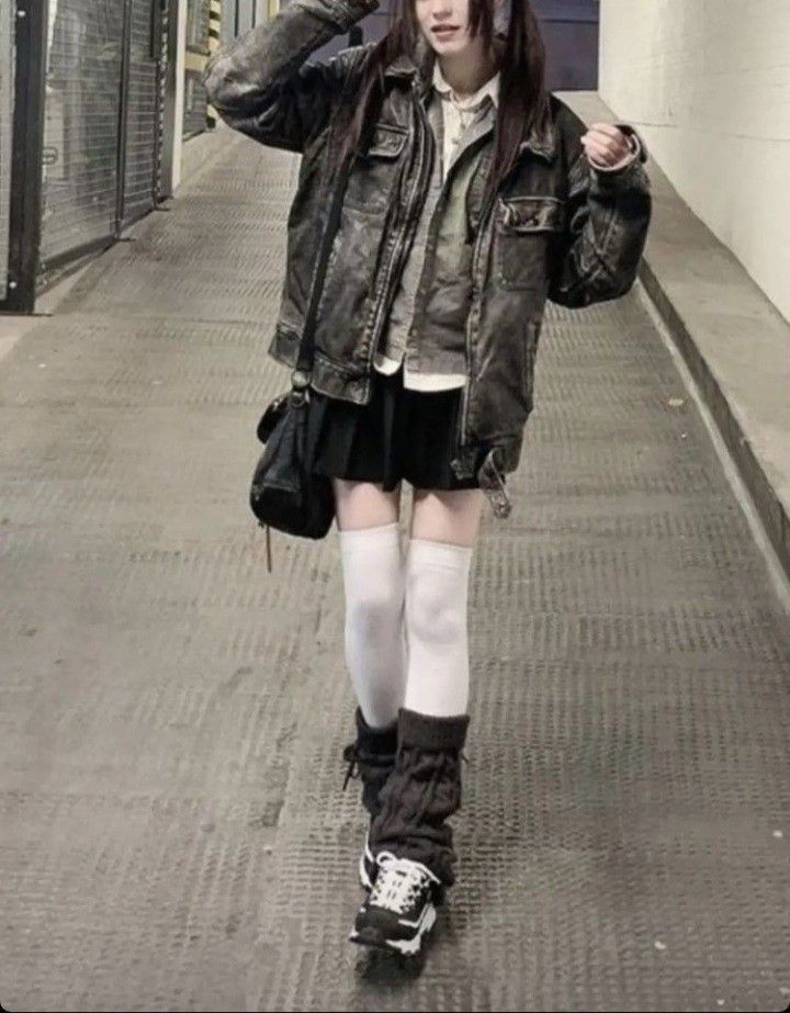 Grey Y2k Outfit, Grunge Basics Outfits, Acubi Fashion Y2k Winter, Winter Alternative Outfits, Black Grey Outfit, Alt Winter Outfits, Chinese Fashion Style, Grunge Acubi, Fashion Outfits Cute