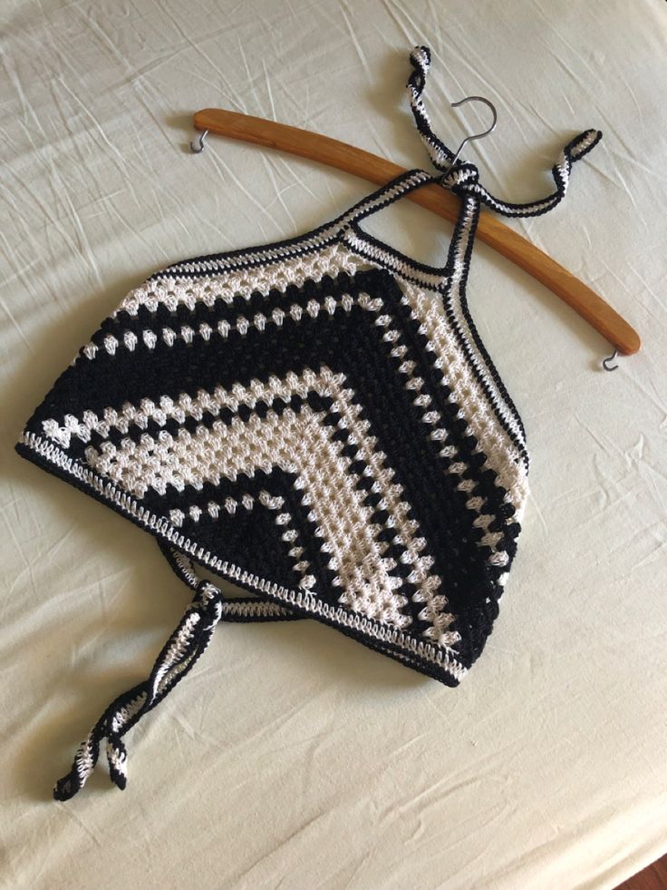 Black and white crochet cluster top Crochet Top Black And White, Black And White Crochet Top, Granny Square Tops, Top Tejidos A Crochet, Chic Crochet Top, Black Crochet Crop Top, Tops A Crochet, Black And White Crochet, Top A Crochet