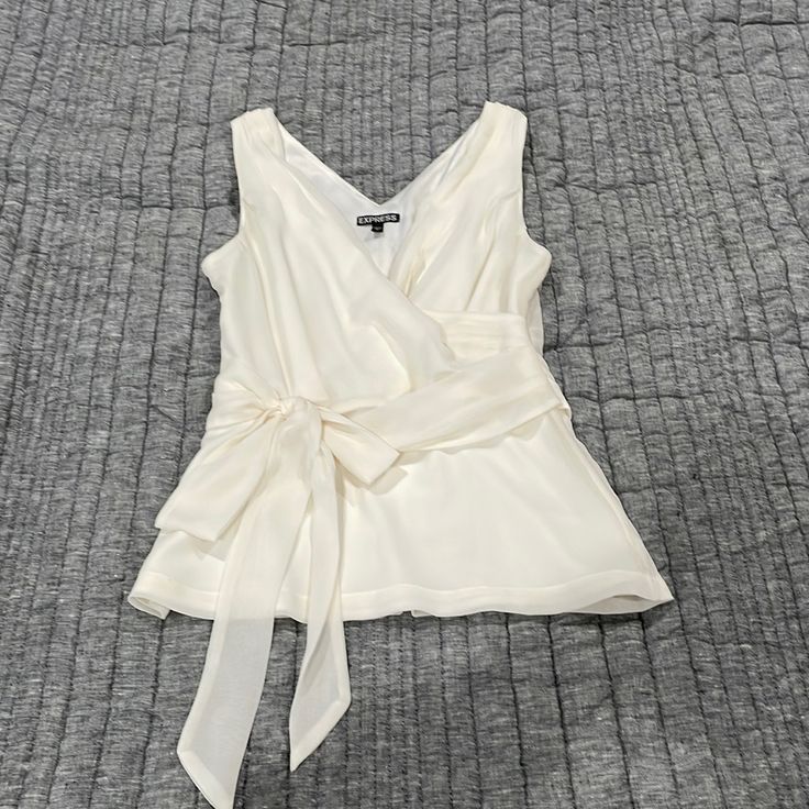 Size Small. Never Worn. Elegant Off White V-neck Top, Cream Sleeveless Top For Formal Occasions, Cream Sleeveless Formal Top, Elegant Off-white V-neck Blouse, Elegant Off White V-neck Blouse, Chic Off-white Sleeveless Blouse, Cream Formal Top For Summer, White Formal Tops For Spring, Elegant Off White Tops For Day Out