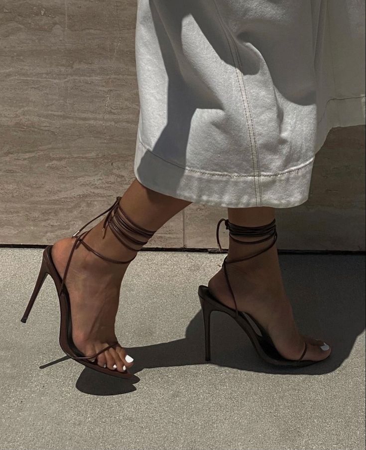 Vetements Shoes, Estilo Kardashian, Tie Up Heels, Shoes Heels Classy, Paris Mode, Heels Classy, Fancy Shoes, Shoe Inspo, Aesthetic Shoes