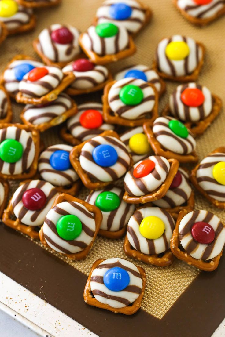 there are many decorated cookies on the tray