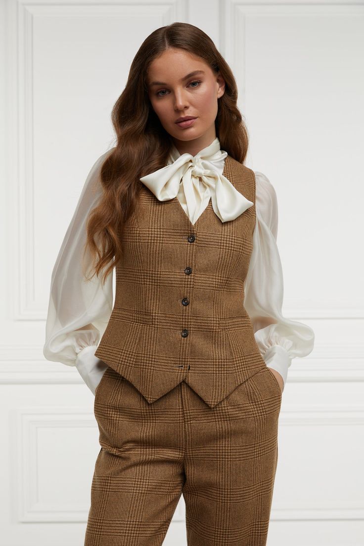 Jeans Thanksgiving Outfit, Tweed Suit Women, Stylish Business Outfits, Waistcoat Outfit, How To Wear White Jeans, Tweed Outfit, Holland Cooper, Thanksgiving Outfit Women, Style At A Certain Age