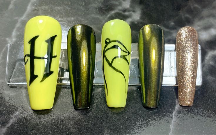 Huffle Puff Nails, Harry Potter House Nails, Harry Potter Nails Designs Hufflepuff, Hufflepuff Nail Designs, Hufflepuff Nail Art, Hufflepuff Nails, Hp Nails, Harry Potter Nails Designs, House Hufflepuff