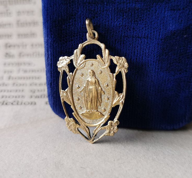 A beautiful genuine vintage Blessed Virgin Mary medal, French Mother Mary lucky charm, religious catholic holy charm, the reverse is engraved with initials from previous owner, lifetimes ago (see photo 2). Very nicely done, in good vintage condition, ideal for necklace, would make a nice gift for someone special! Floats from approx. 17 inch long vintage 925 silver cable type chain! Material: solid silver - gold plated vermeil total weight: 5.7g Measures: approx. 35 x 22 mm (1.4 x 0.8 inch) A stu Miraculous Medal Pendant For Wedding, Wedding Miraculous Medal Pendant, Spiritual Wedding Miraculous Medal Jewelry, Miraculous Medal Medallion For Commemoration, Yellow Gold Crucifix With Miraculous Medal, Vintage Miraculous Medal On Round Pendant, Vintage Miraculous Medal Medallion Jewelry, Vintage Miraculous Medal Medallion, Vintage Miraculous Medal Round Pendant