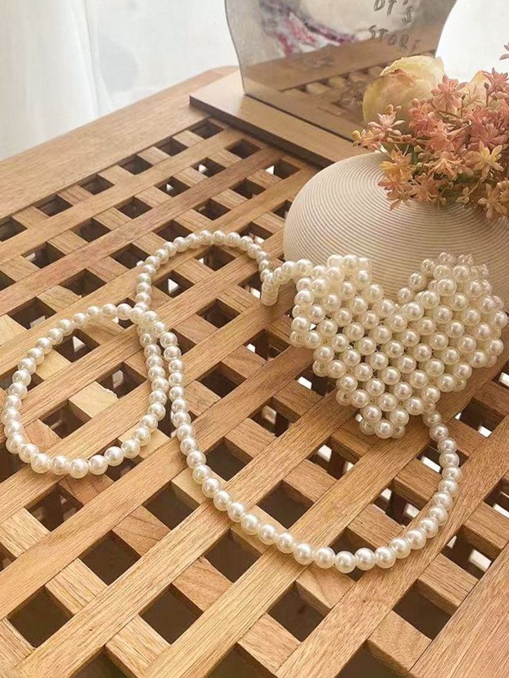 Detalles

 Presentamos nuestro minibolso de mano/bandolera Retro Pearl Essence, un accesorio atemporal que irradia elegancia y sofisticación.

 Disponible en varios colores y estilos, incluido blanquecino, degradado exquisito, color perla, flor pequeña hueca y más, este bolso seguramente realzará cualquier conjunto.

 Elaborado en un estilo retro europeo y americano, este bolso está fabricado con material de alta calidad, lo que garantiza durabilidad y longevidad.

 Su pequeña forma cuadrada añade un toque de encanto vintage, lo que lo convierte en un accesorio versátil para el uso diario.

 Con modernos adornos de cuentas, este bolso añade un toque de glamour a tu look.

 Ya sea que prefieras un estilo de mano o cruzado, este minibolso ofrece comodidad y estilo a partes iguales.

 Con su Elegant Satchel With Mobile Phone Bag For Parties, Chic Handheld Shoulder Bag As Gift, Elegant Party Satchel With Mobile Phone Bag, Elegant Shoulder Bag With Pearl Handle For Daily Use, Elegant Daily Shoulder Bag With Pearl Handle, Mini Pearl Bag, Chic Satchel Shoulder Bag With Pearl Handle, Party Crossbody Shoulder Bag With Adjustable Handle, Vintage Shoulder Bag With Pearl Handle For Everyday