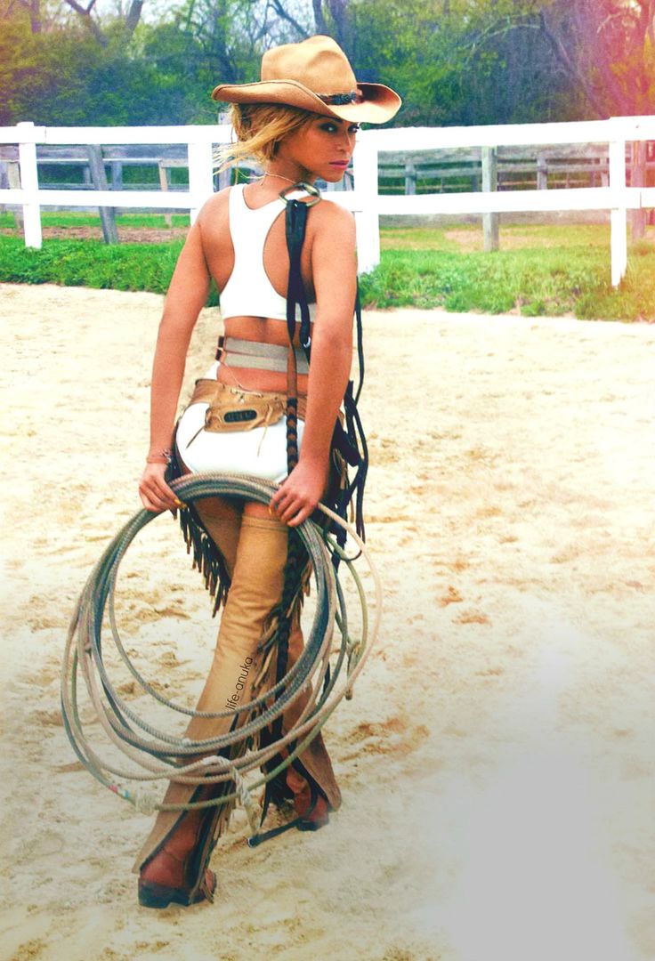 Get Ready To Ride It Cowgirl !!! Cowgirl Photoshoot, Cowgirl Photo, Essence Magazine, Black Cowboys, Black Cowgirl, Wilde Westen, Cowboy Girl, Cowgirl And Horse, Country Women