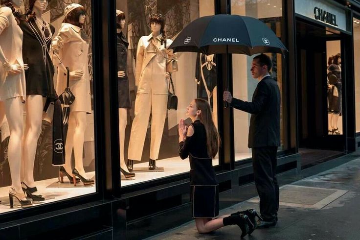 praying to chanel Chanel Aesthetic, Photo Polaroid, Moda Chanel, Rome Antique, Mode Chanel, Paris Vintage, Store Window, Model Aesthetic, Easy Style