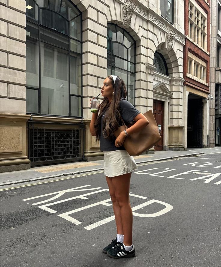 Traveling Aesthetic Outfits, Day Time City Outfit, Brunette Street Style, Cool City Outfits, Walking Around City Outfit, Nyc Cool Girl Outfit, Instagram Post Outfit Ideas, Europe Ootd Summer, College Outfits Europe