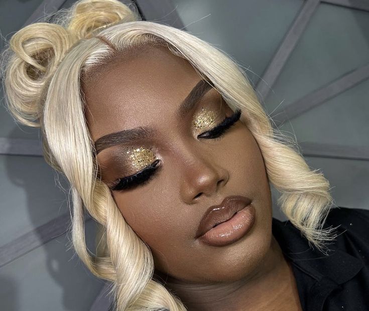 Shimmer Glam Makeup, Gold Bronze Makeup Look, Gold Party Makeup Looks, Gold Inner Corner Eye Makeup, Makeup To Match Gold Dress, Gold Eye Makeup For Prom, Soft Gold Makeup Looks, Gold Makeup For Prom, Gold Birthday Makeup