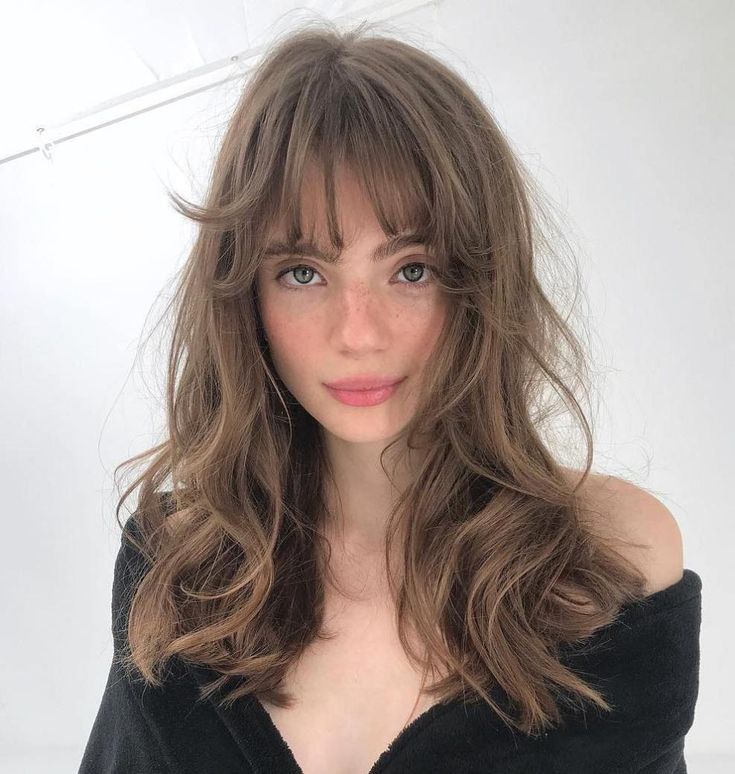 50 Super Flattering Haircuts for Oval Faces - Hair Adviser Messy Wavy Hair, Messy Haircut, Dunner Wordend Haar, Textured Haircut, Oval Face Haircuts, Beautiful Haircuts, Oval Face Hairstyles, Wavy Haircuts, Long Curly Wig