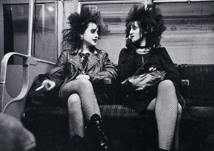 . I searched for this on bing.com/images Punks 70s, 1970s Punk, Chicas Punk Rock, Punk Mode, 1970s Hairstyles, Harry Clarke, Vintage Foto's, 80s Goth, British Punk