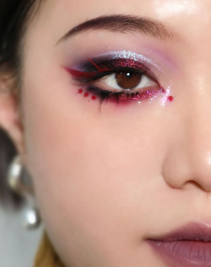 Chinese Red Eye Makeup, Red Eyeshadow Douyin, Red Eyeshadow Asian Eyes, Red Eyeshadow Grunge, Red Goth Eyeshadow, Rainbow Makeup, Makeup Eye Looks, Glitter Makeup, Makeup Designs