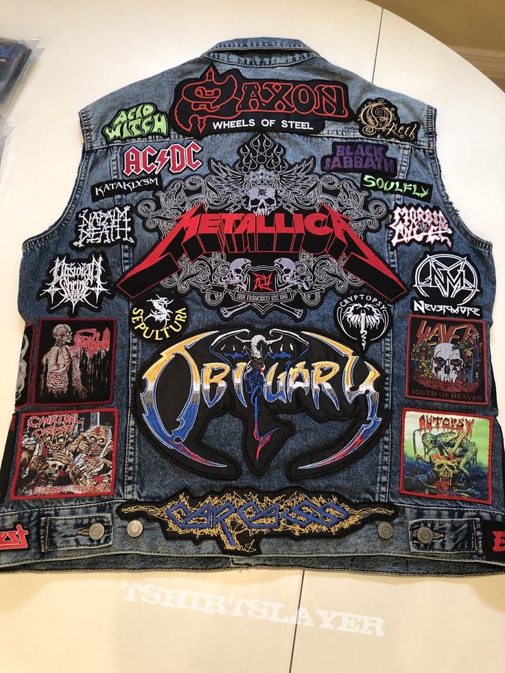 Denim Battle Vest, Metal Fashion Rock, Thrash Metal Battle Jacket, Battle Vest Punk, Battle Vest Outfit, Eddie Munson Jacket, Battle Vest Ideas, Battle Jacket Metal, Metal Battle Vest