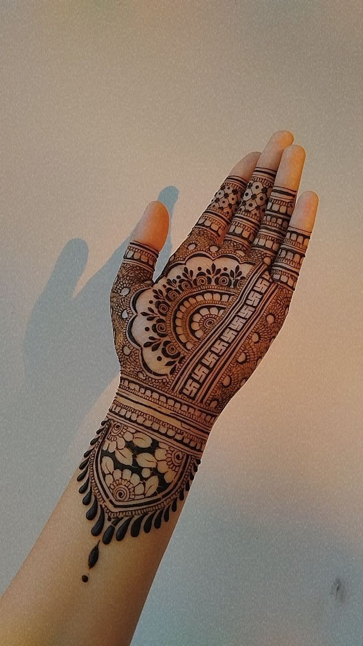 Women Inked Goddess Aesthetic Mehndi Designs For Diwali, Aesthetic Diwali Mehendi, Heena Mehendi Designs Diwali, Rakhi Special Mehndi Designs Simple Hand, Simpel Mahadi Front Hand, Aesthetic Diwali Mehendi Designs, Rakhi Special Mehndi Designs Back Hand, Mehedi Henna Ideas Front Hand, Simple Diwali Mehndi Designs