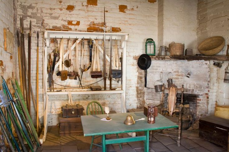 an old room with many items on the table