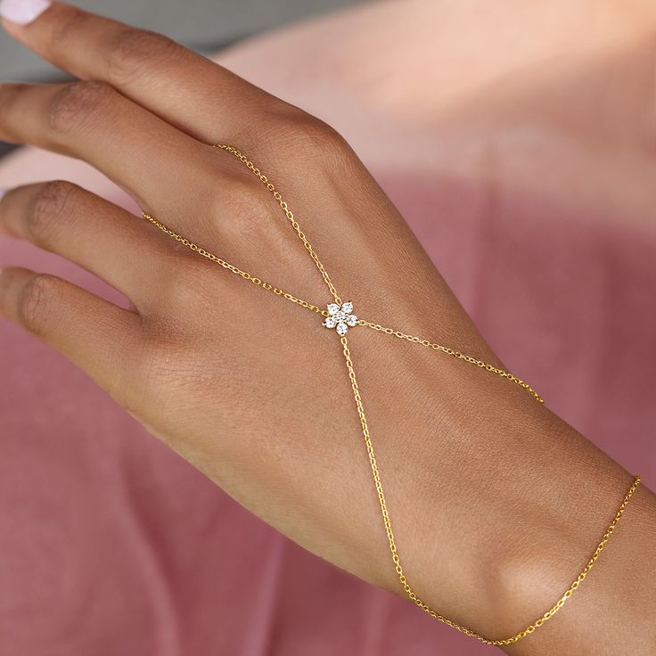 Simple Flower Bracelet, Bracelets Gold Simple For Women, Minimalist Accessories Jewellery, Haath Phool, Mangalsutra Bracelet, Christmas Lists, Jewel Design, Gold Minimalist Jewelry, Hand Chain Jewelry