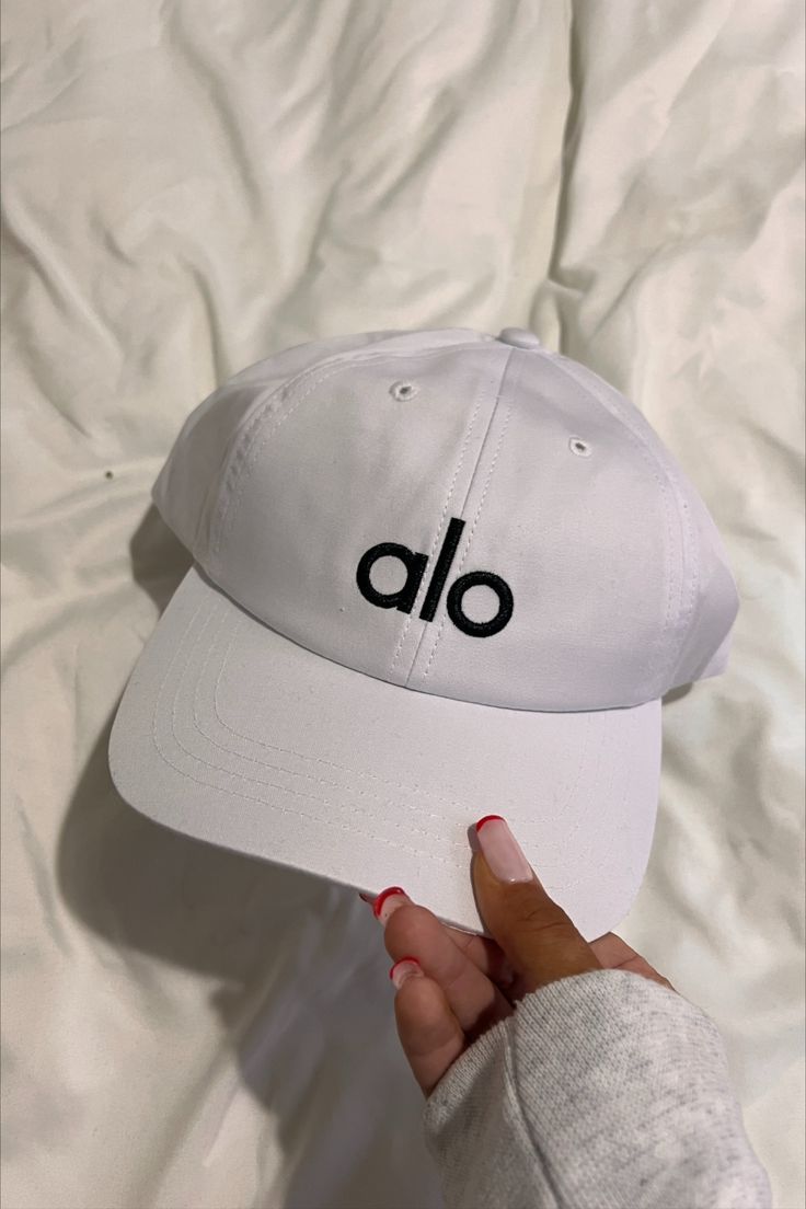 Alo Yoga Baseball Hat White with Black Letters Cute Workout Sets, Cute Yoga Mat, Alo Set, Alo Yoga Set, Athletic Sets, Aesthetic Workout Outfits, Alo Yoga Outfit, Alo Workout, Inspo Fits