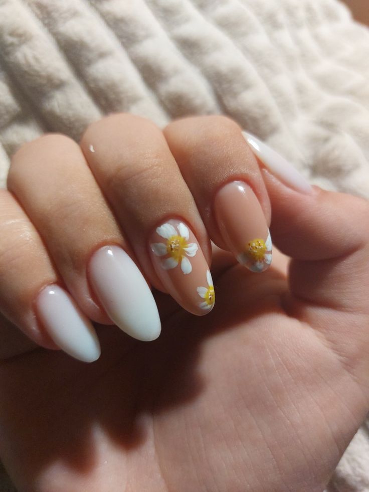 White almond shaped nails with flowers Nails With Daisies, Daisy Nails, Glitter Flowers, Nails Inspo, White Glitter, Nail Artist, Beauty Secrets, White Nails, Nail Ideas