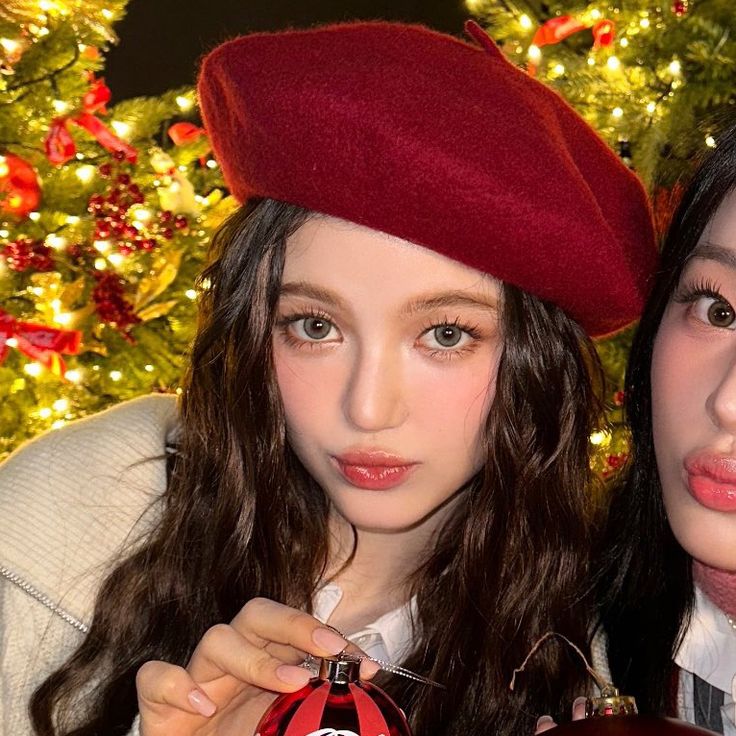 danielle and minji newjeans christmas matching icon #xmas Red Kpop Icons, New Jeans Danielle, Newjeans Danielle, Kpop Pfp, New Jeans Style, Pfp Matching, Matching Profile, Matching Profile Pictures, Kpop Icons