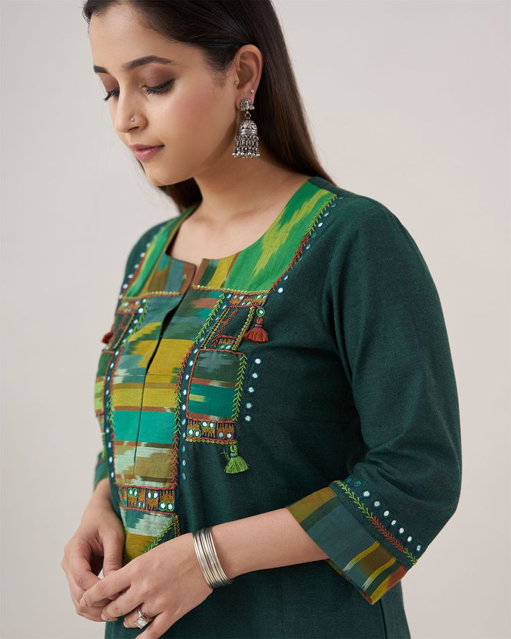 Kurtas Jeans Casual Outfit, Printed Kurti Designs, Pakistani Women Dresses, Indian Kurti Designs, Kurta Patterns, Cotton Shirts Women, Hand Embroidery Dress, Kurti Patterns, Designer Kurti Patterns