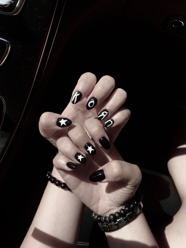 Emo Nail Inspo Coffin, Korn Acrylic Nails, Slipknot Nails Acrylic, Mcr Nails Ideas, Rock Nails Grunge Short, Band Nails Design, Black Metal Nails, Metal Nail Designs, Metal Head Nails