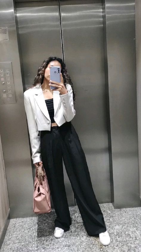 Outfit Con Crop Top, Blazer Crop Top Outfit, Short Blazer Outfits, Crop Blazer Outfit, Crop Top Blazer, Outfit Formal Mujer, Blazer Crop, Outfit Elegantes, Outfit Blazer