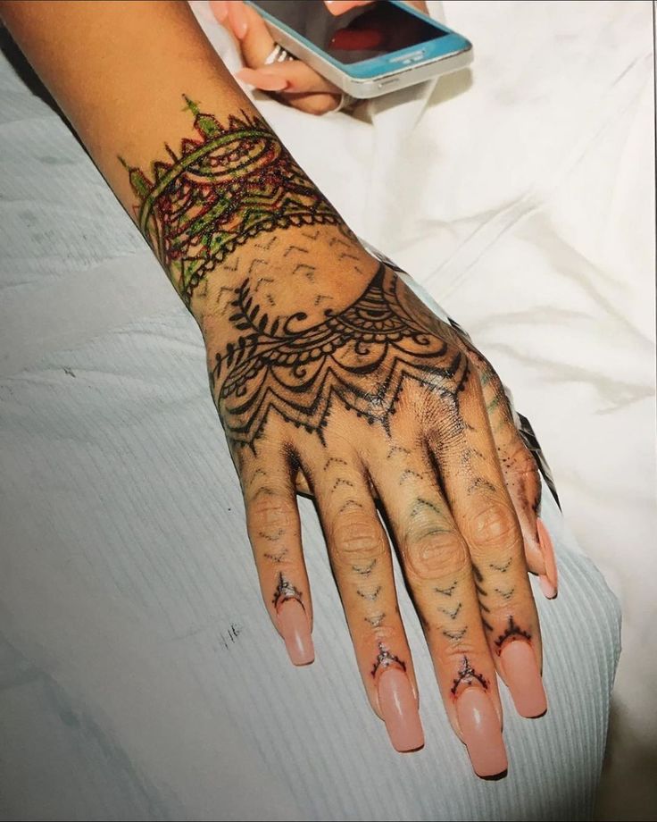 RIHANNA Rhianna Tattoos, Tattoo Rihanna, Rihanna Nails, Rihanna Hand Tattoo, Rihanna Tattoo, Mandala Hand Tattoos, Tattoo For Boyfriend, Tattoo Chest, Tattoos Meaning