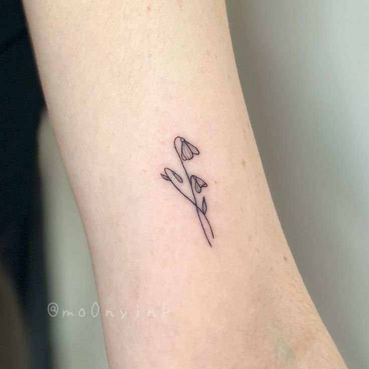 Flower Tattoos Snowdrop, Snowdrop Flower Tattoo Behind Ear, Small Snowdrop Flower Tattoo, Small Snowdrop Tattoo, Snowdrop Flower Tattoo Minimalist, Fine Line Snow Drop Flower Tattoo, Snowbell Flowers Tattoo, Droopy Flower Tattoo, Snow Drops Tattoo