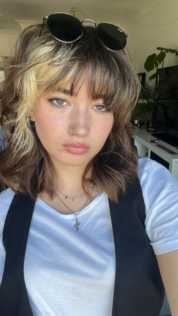 Blond And Brown Hair Short, Cute Colors For Short Hair, Short Shaggy Hair With Curtain Bangs, Money Pieces On Short Hair, Brown Hair With White Bangs, Crazy Color Hair Ideas Short, Sectioned Hair Dye, Blonde Hair Black Bangs, Part Bleached Hair