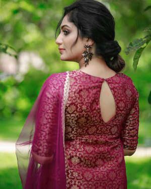 Chudidhar Designs, Salwar Suit Neck Designs, Suit Neck Designs, Salwar Neck Designs, Simple Frock Design, Churidar Neck Designs, Stylish Kurtis Design, Churidar Designs, Simple Kurta Designs