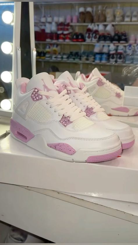 Pink Jordans, Pretty Sneakers, Trendy Shoes Sneakers, Dr Shoes, Nike Shoes Girls, Basket Style, Nike Fashion Shoes, Preppy Shoes, Jordan Shoes Girls