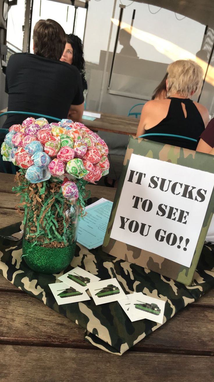 there is a sign that says it sucks to see you go and flowers in a vase