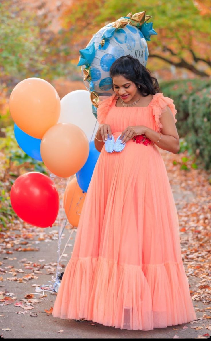 Gender Reveal Dress Ideas For Mom, Gender Reveal Dress Ideas, Gender Reveal Dresses For Mom, Simple Maternity Outfits, Gender Reveal Outfit For Mom, Maternity Shoot Poses, Baby Shower Dress For Mom, Maternity Gown Photography, Gender Reveal Dress