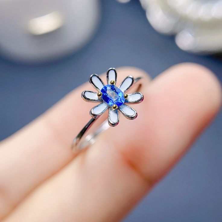 ✦ This particular piece features a beautiful oval cut London blue topaz with a daisy design around the edge. The topaz stone itself has a calming color, an ideal gift for this coming winter! ----------- DETAILS ----------- ▪ Gemstone: Natural London Blue Topaz ▪ Stone Shape: Oval ▪ Gem Size: 3*4mm ▪ Ring Size: Adjustable/ 5 - 15 US Size ▪ SKU: FME-R029 ▪ Plating: 18K Platinum Vermeil / 18K Gold Vermeil/ 18K Rose Gold Vermeil ----------- MEANING ----------- ♥ Zodiac: Sagittarius and Capricorn ♥ B Blue Gemstone Flower Ring, Blue Flower Shaped Gemstone Ring, Blue Flower Gemstone Rings, Blue Flower-shaped Gemstone Ring, Blue Gemstone Flower Ring Gift, Gift Blue Gemstone Flower Ring, Mismatched Earrings Studs, Gothic Minimalist, Daisy Design