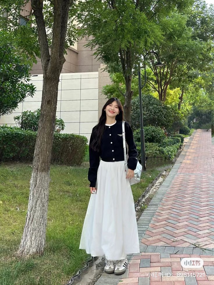 White Skirt In Winter Outfit, Outfits With White Skirts Winter, Muji Style Outfit, Long White Skirt Winter Outfit, France Style Outfits, Classy Cute Outfits, White Long Skirt Outfit Ideas, Japan Casual Outfits, Long White Skirt Outfit Ideas