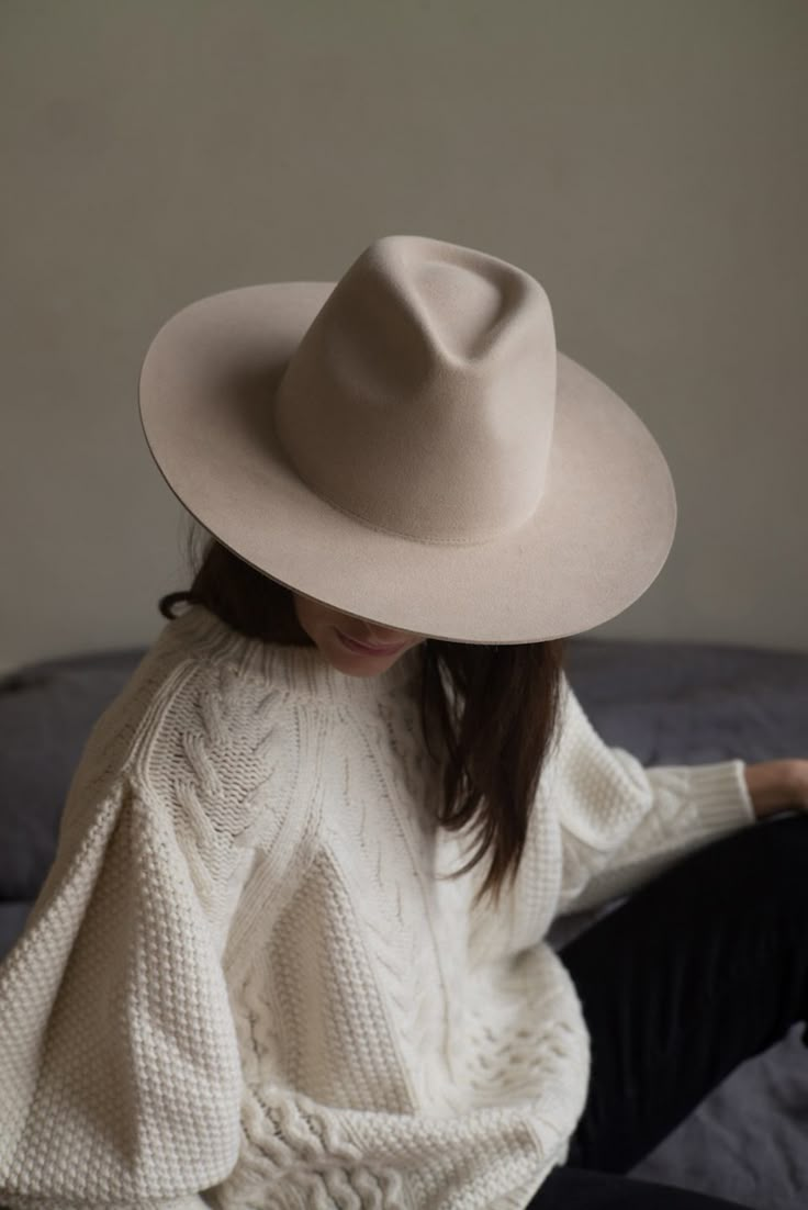 Minimalist Moda, Women Fashion Edgy, Looks Street Style, Outfits With Hats, Carrie Bradshaw, White Sweater, Mode Inspiration, Kentucky Derby, Winter Style