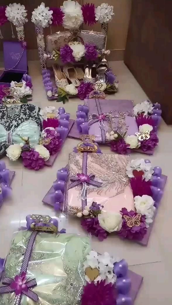 purple and white decorations are on the table